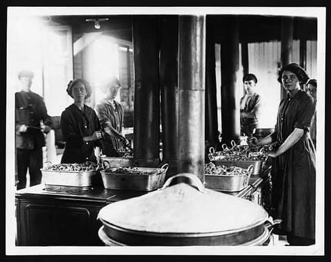 Women cooks at the Front, during World War I