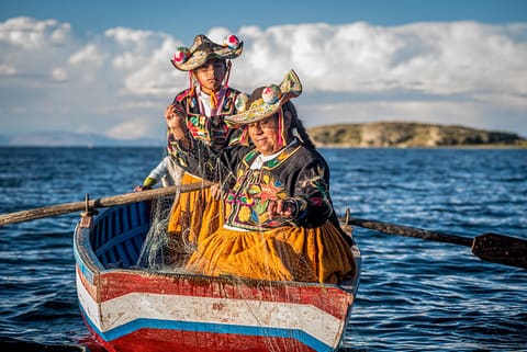 Madre e hija pescando