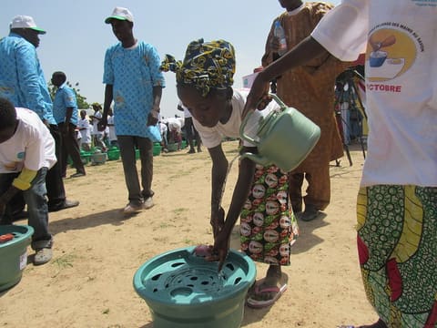 Initiation d'un enfant au lavage des mains