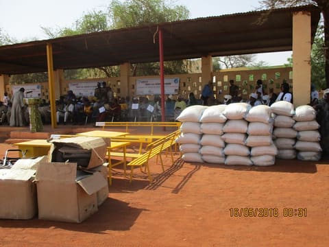 Remise officielle de matériels et des vivres aux autorités et communautés de Nara  par le projet USAID-Nutrition et Hygiène le 16 mai 2018