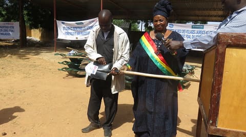 Remise de prix au premier village de Bandidagara par Mme la Maire