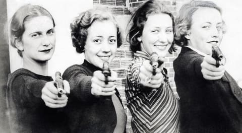 Schietsport, vrouwen met pistool / Sports, shooting. Women with pistols