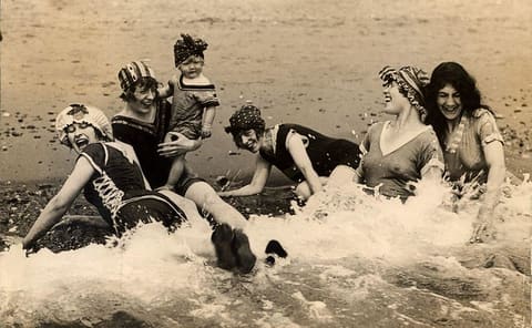 Vrouwen in de branding / Women having fun in the sea
