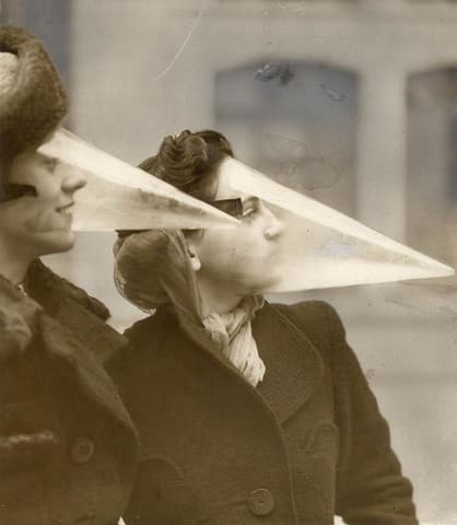 Plastic sneeuwstormbeschermer / Face protection from snowstorms