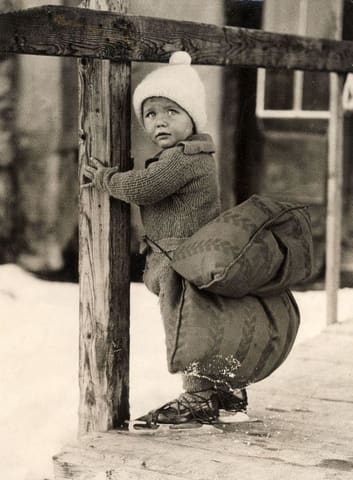 Jong schaatsertje met val-kussen / Young skater with safety cushion