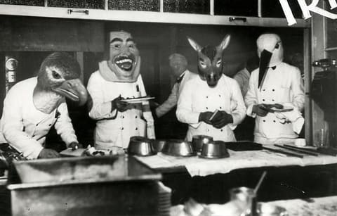 Carnaval, gemaskerde obers / Mardi Gras, waiters wearing masks