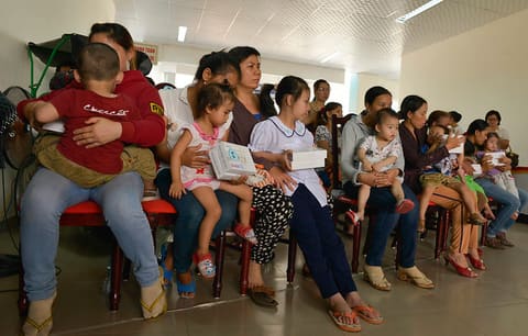 U.S. Congressional delegation attends a wheelchairs and hearing aids distribution event in Danang