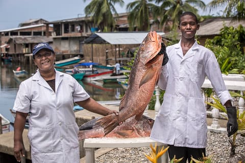 Doña Cecilia Valencia Murillo y su hijo con el gran Pargo; Nuquí, Chocó