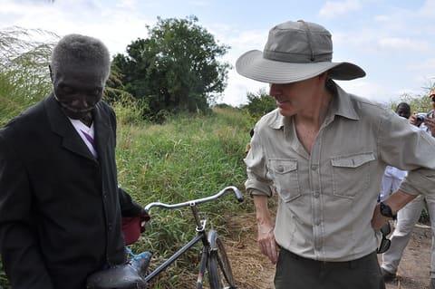 Ambassador Griffiths chats with a Vinho resident about his bicycle.
