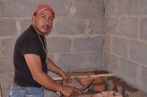 USAID ProParque trainee installs improved stove