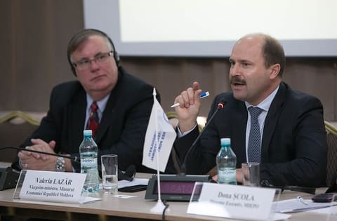 Kent Larson, Director de ţară USAID Moldova și Valeriu Lazăr, Viceprim-ministru și ministru al economiei prezenți la Primul Forum al Exportatorilor din Moldova