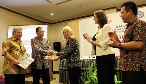 TTI Adviser Lynn Hill menyerahkan KAK kepada Rektor Universitas Negeri Medan Prof Dr Ibnu Hajar MS, (8 Maret 2013)