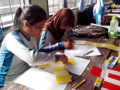 Siswa SMPN 3 Tanjung Morowa Sumatra Utara, membuat berbagai alternatif jaring-jaring kubus dan mendeskripsikan prosesnya, (2 Februari 2013)