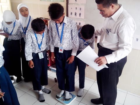 Prof. Dr. H. Patta Bundu, M.Ed mengajar siswa kelas VI MI Muhammadiyah Karanganyar tentang Perkembangan Manusia, (18 April 2013)