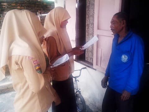 Pembelajaran Kontekstual - Wawancara petugas kebersihan sekolah tentang hubungannya dengan warga sekolah - 2 Februari 2013