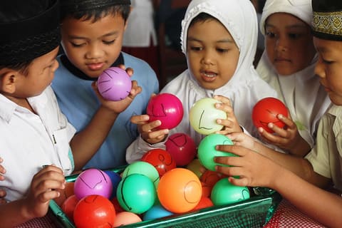 Siswa Kelas 3 MIN Binjai mencari bola yang berisi rangkaian kata guna belajar mengeja. 21 Mei 2013-